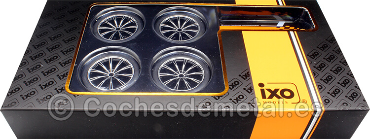 Expositor de Ruedas para Audi RS3 con Dos Ejes y Cuatro Ruedas Plateado 1:18 IXO Models SET028W