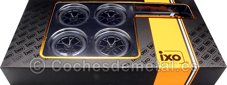 Expositor de Ruedas para Audi RS3 con Dos Ejes y Cuatro Ruedas Negro 1:18 IXO Models SET029W